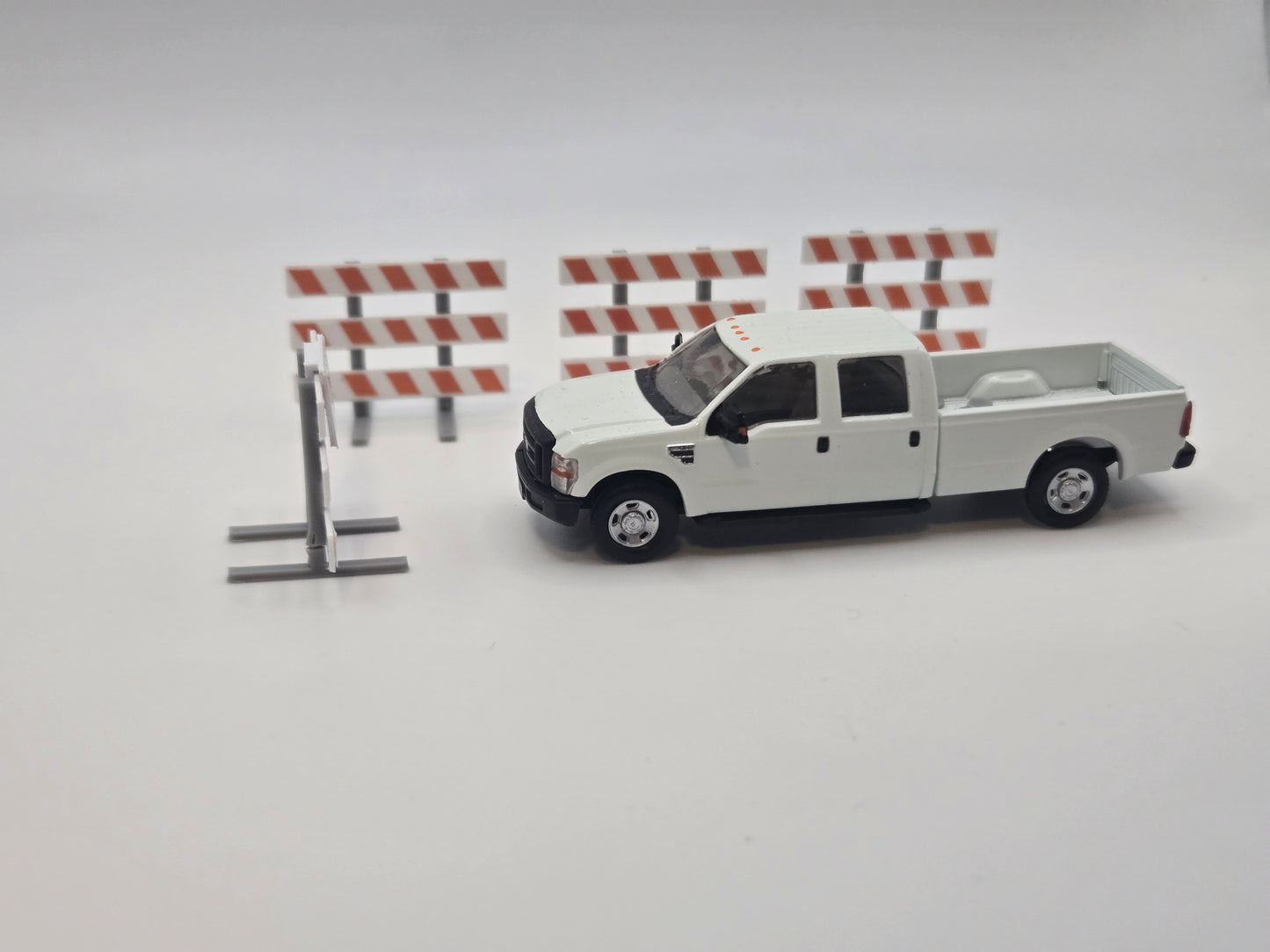 1/87Scale Type III Barricade *4 Pack* with Road Closed Sign