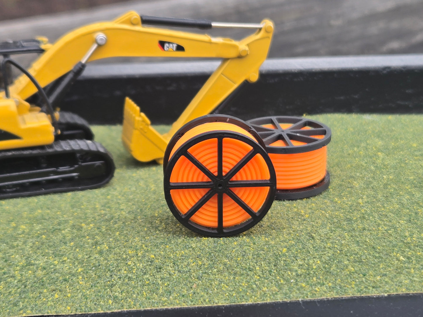 1/87 Scale Black Cable Reel With Orange Conduit Spool *2 Pack*