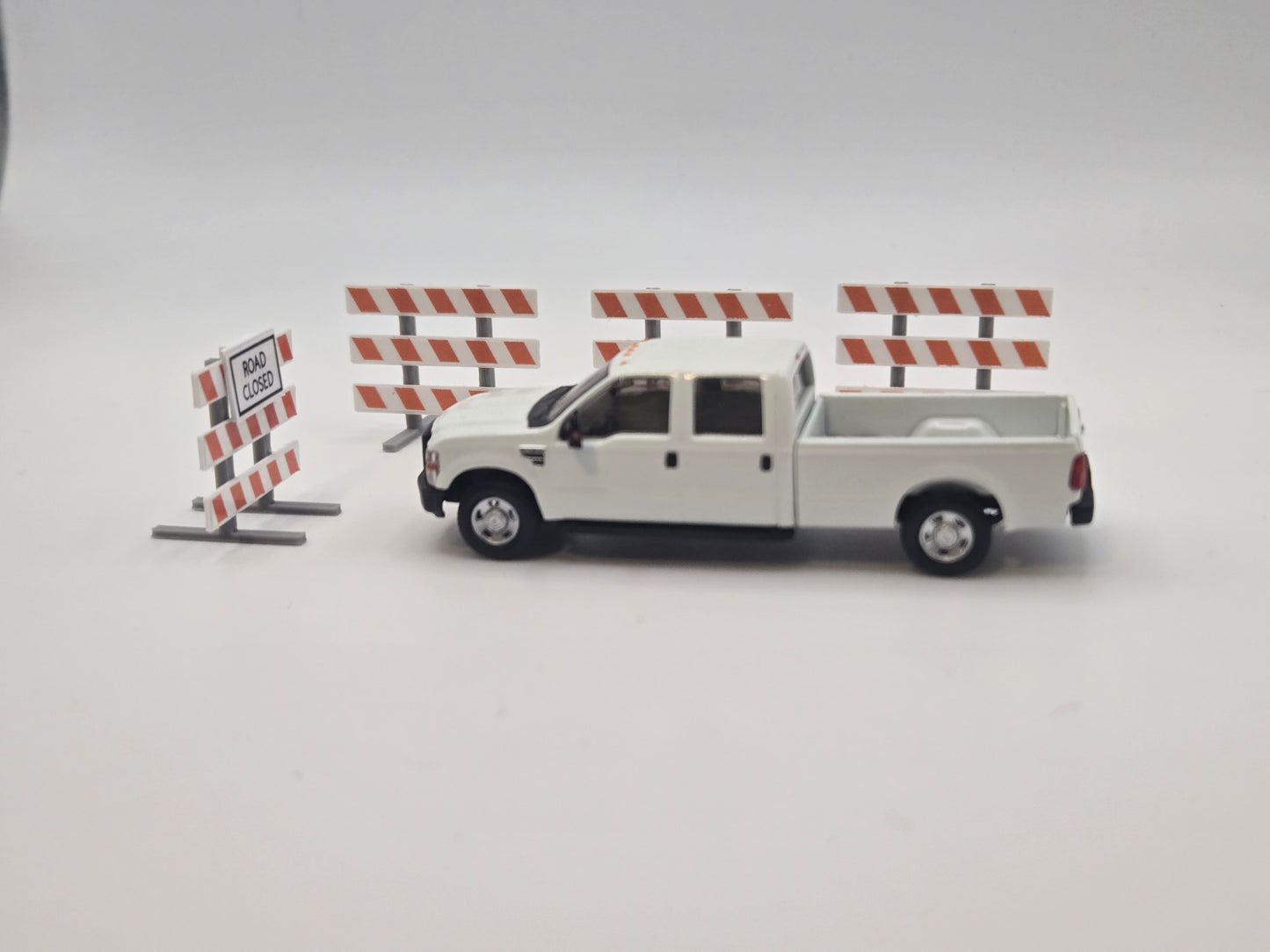 1/87Scale Type III Barricade *4 Pack* with Road Closed Sign