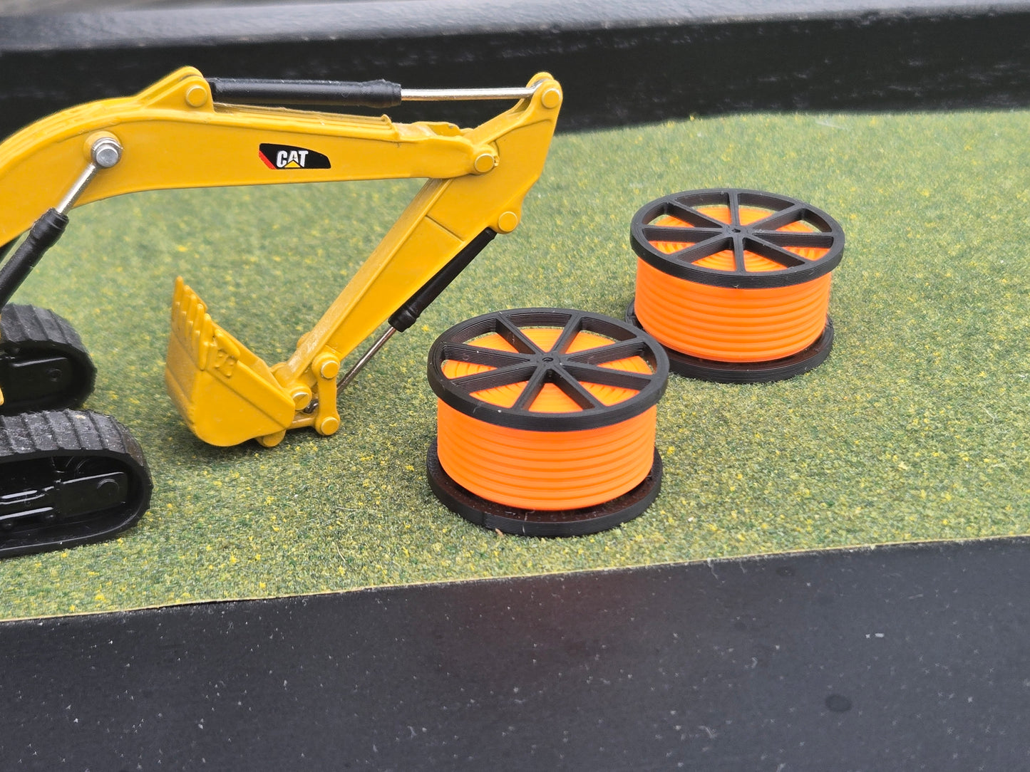 1/87 Scale Black Cable Reel With Orange Conduit Spool *2 Pack*