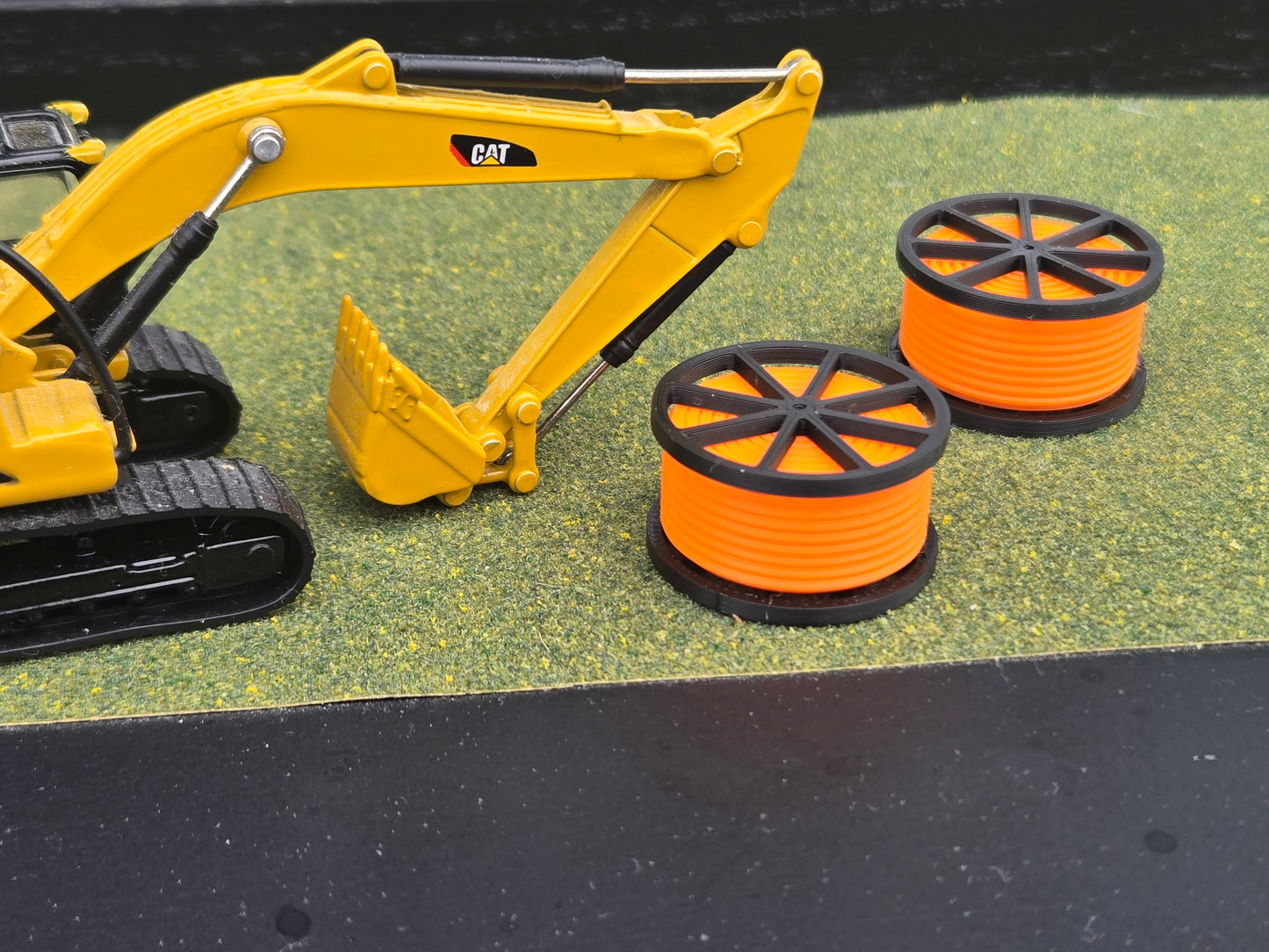 1/87 Scale Black Cable Reel With Orange Conduit Spool *2 Pack*